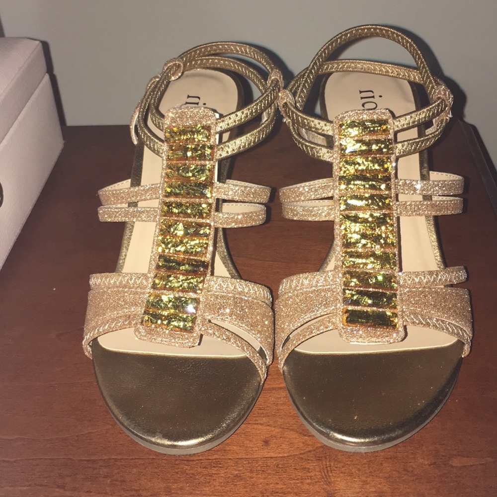 Like new Gold strappy shoes - Picture 4 of 8